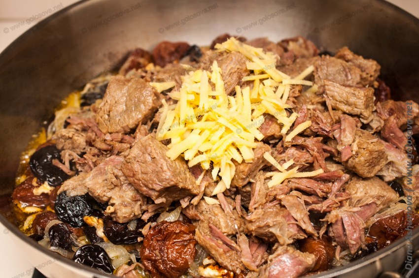 Говядина тушеная с орехами