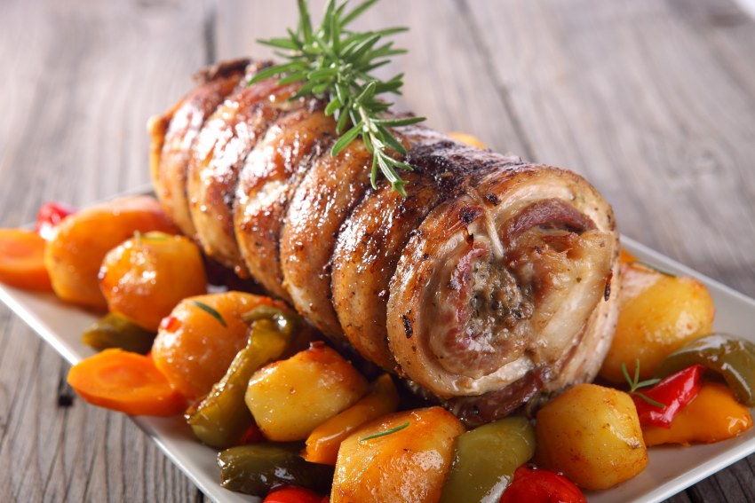 Свинина с черносливом в духовке