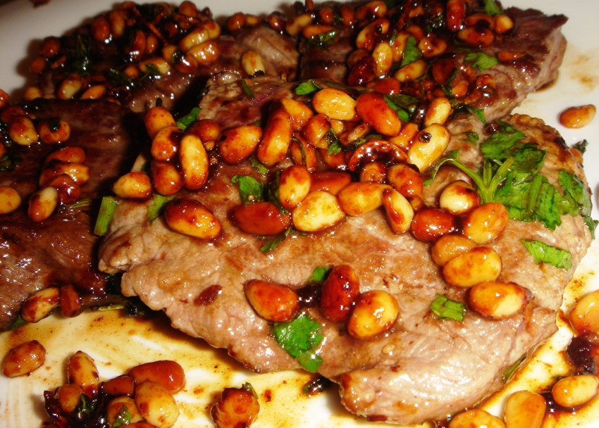 Мясо с кедровыми орешками