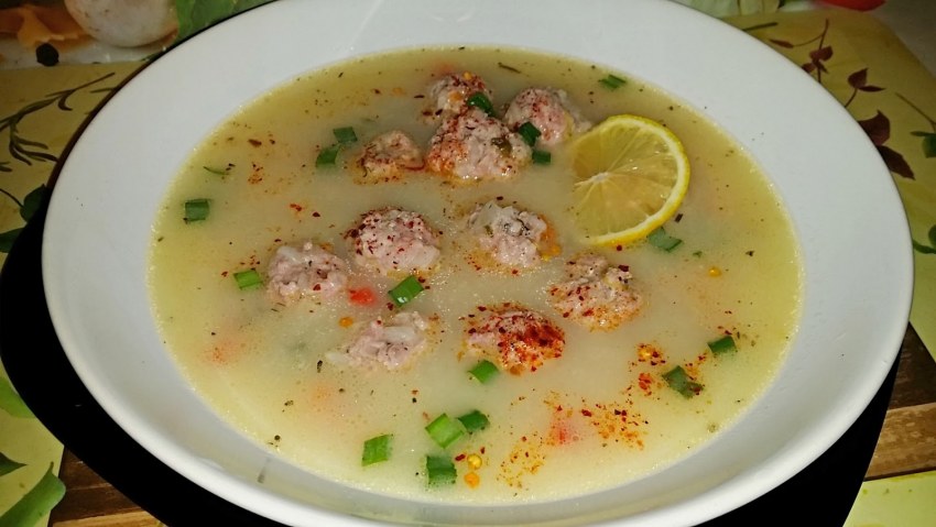 Фрикадельки в бульоне