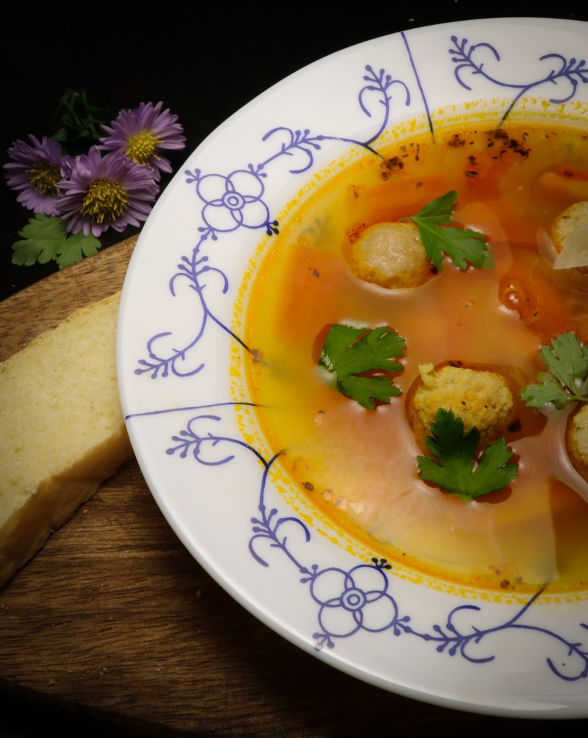 Сыpный cуп c фpикaдeлькaми