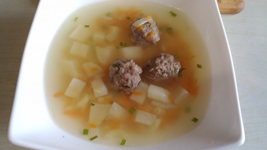 Суп с тушенкой и картошкой