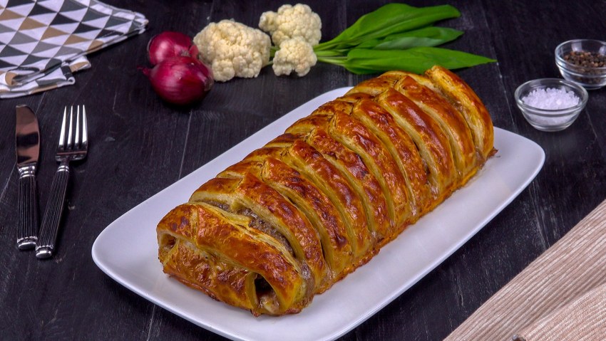 Мясной рулет в тесте