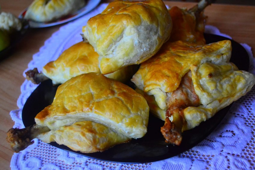 Куриные голени в тесте с овощами