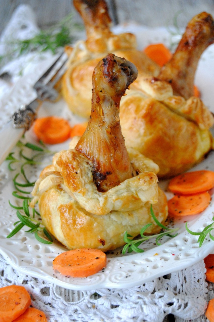 Куриные голени в слоеном тесте