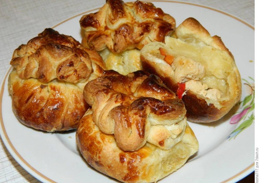 Мешочки с мясом из слоеного теста