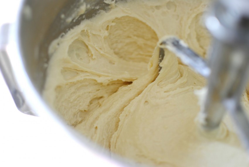 Замешывание тесто для капкейков