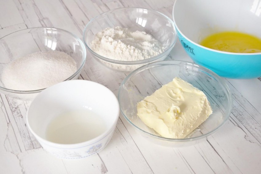 Кексы в бумажных формочках в духовке