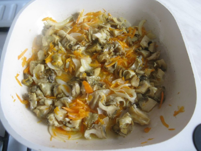 Кальмар с белыми грибами