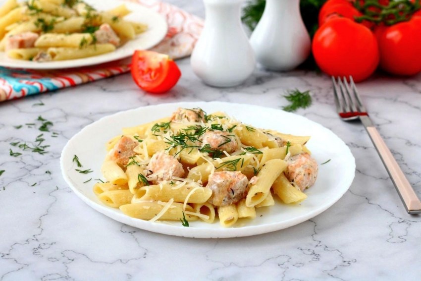 Паста с креветками в сливочном соусе с помидорами