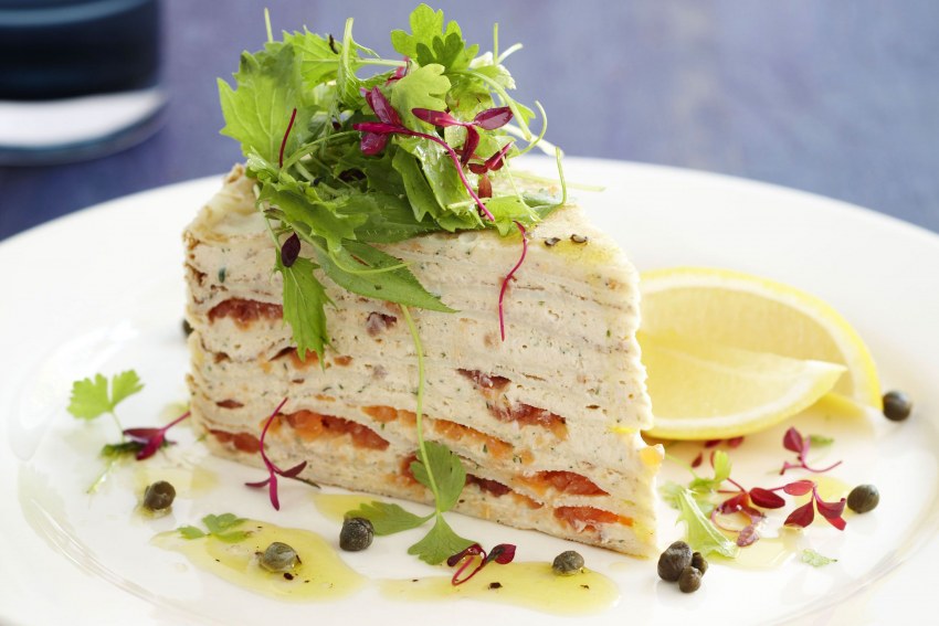 Блинный торт с семгой и сливочным сыром