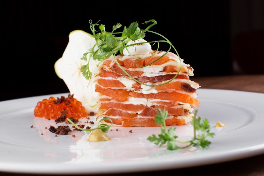 Блинный торт с соусом бешамель