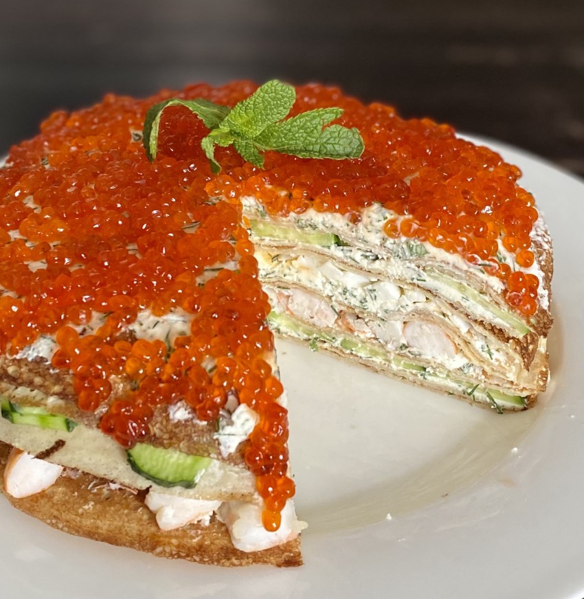 Блинный торт с лососем