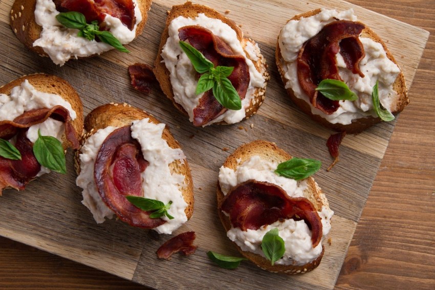 Бутерброды с беконом на праздничный стол