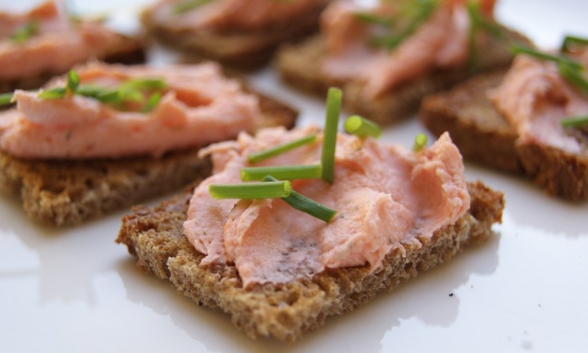 Брускетта с икрой мойвы