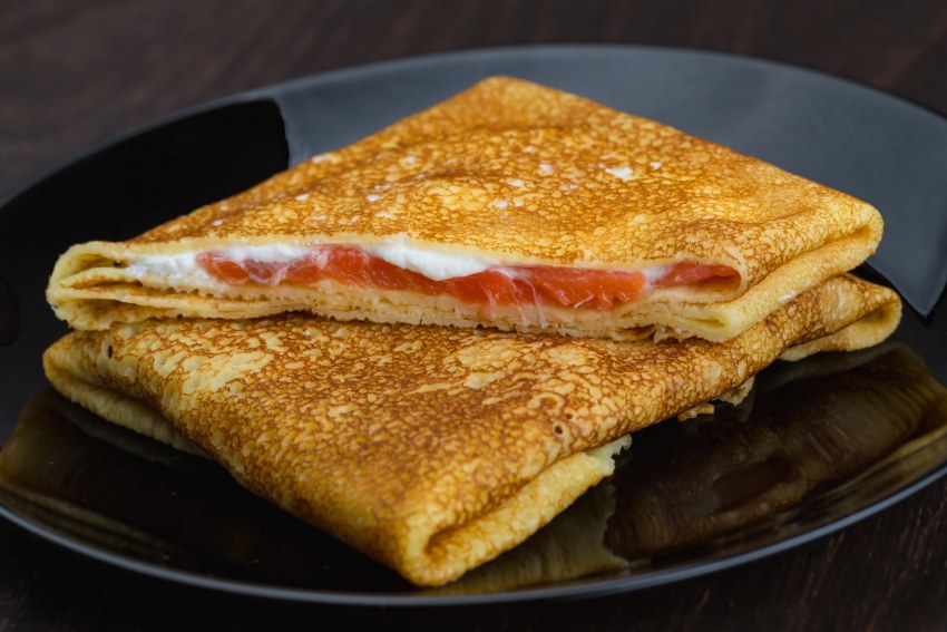 Блинчики с курицей в соусе бешамель