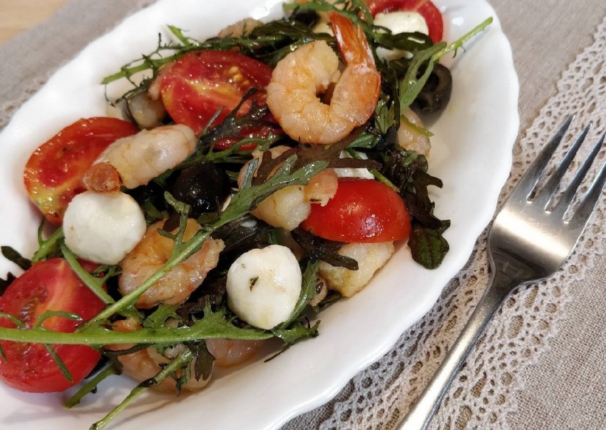 Креветки руккола черри моцарелла бальзамический