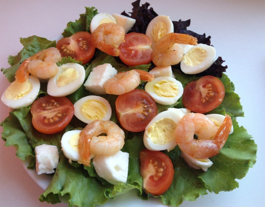 Салат с креветками и моцареллой