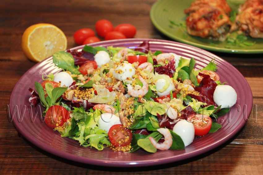 Салат с креветками и моцареллой