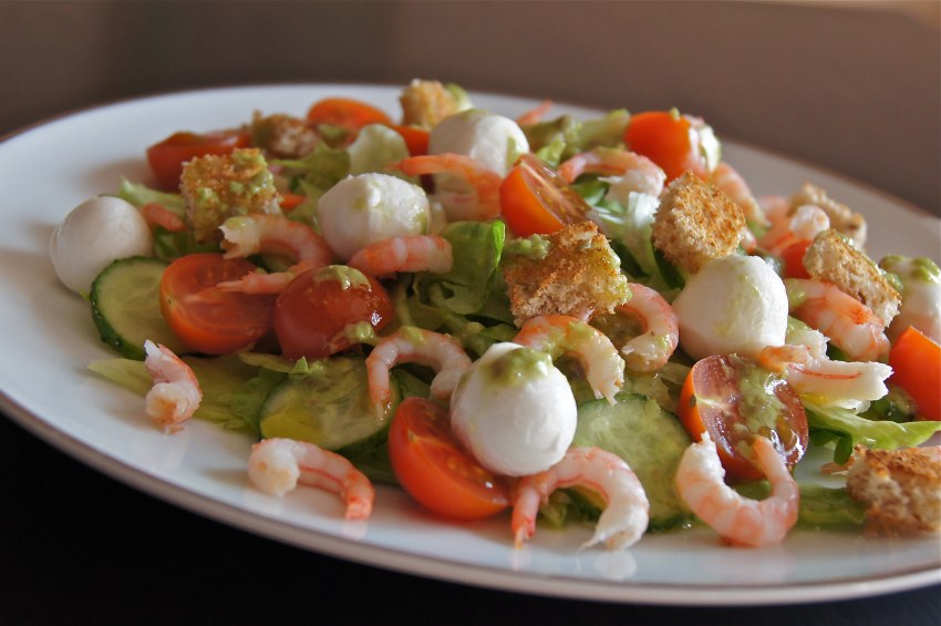 Салат моцареллой и черри и креветками
