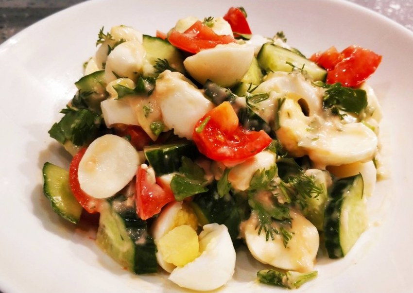 Салат с рукколой помидорами черри и моцареллой