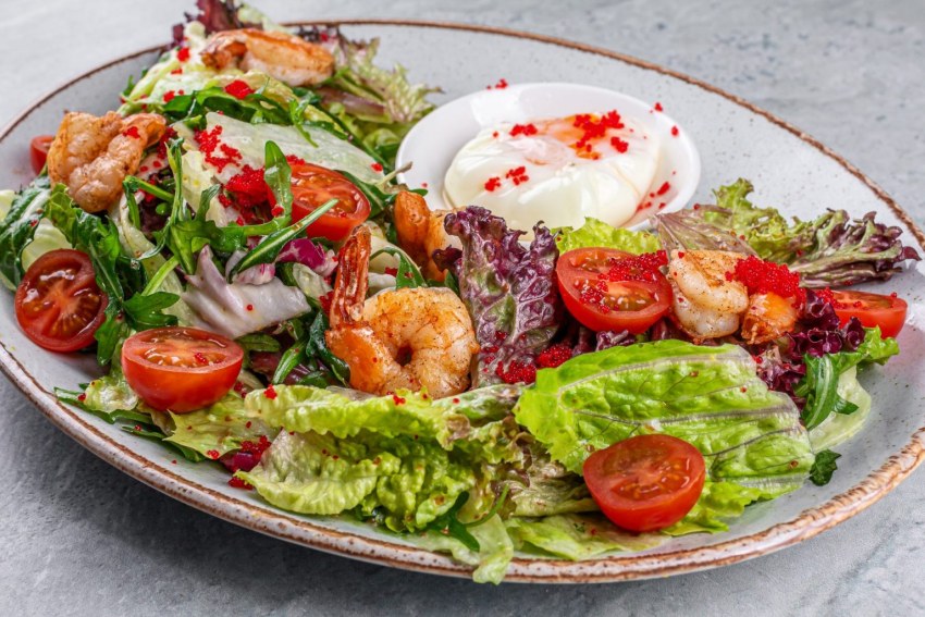 Салат с креветками и яйцом пашот