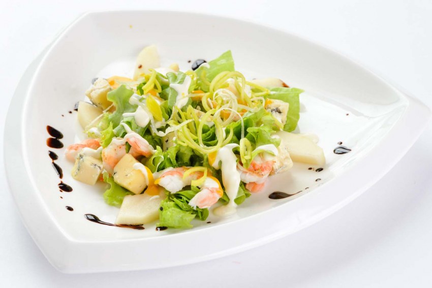 Салат с креветками и грушей и сыром