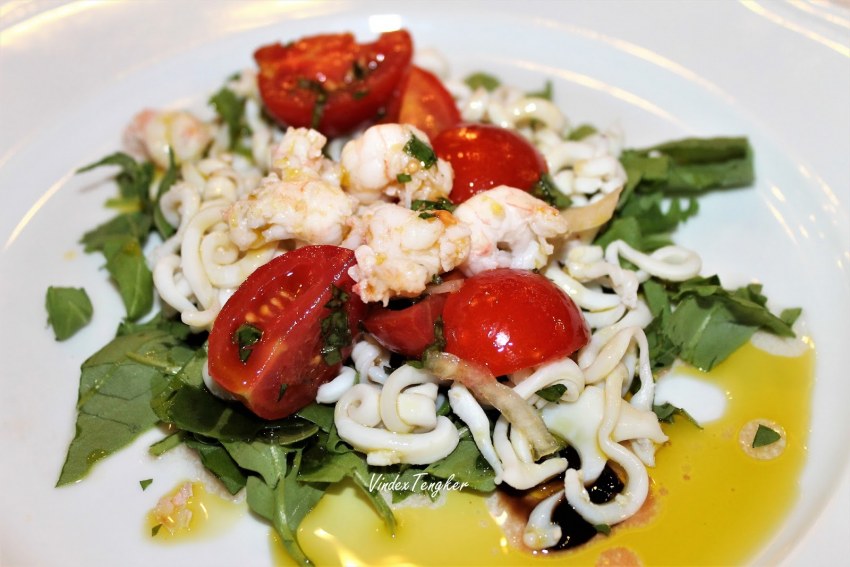 Салат с рукколой и персиками