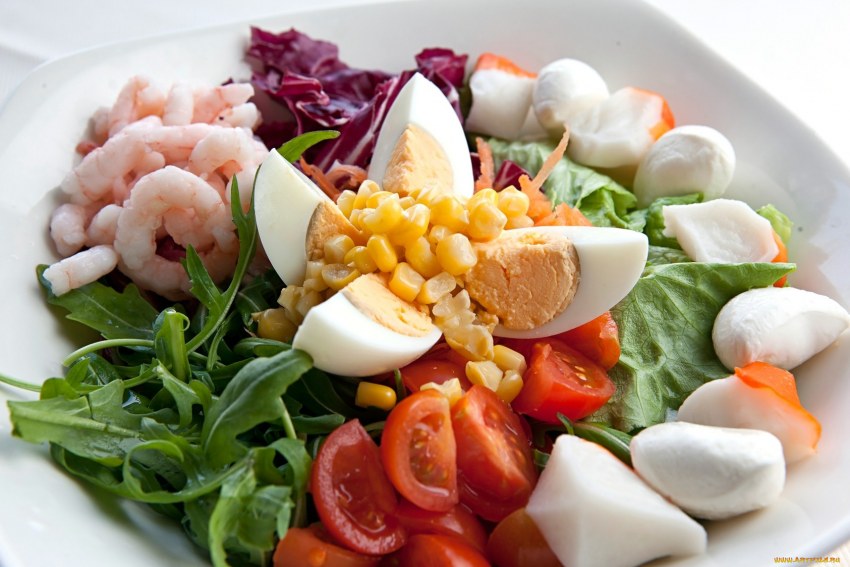 Салат с креветками и кукурузой и яйцом