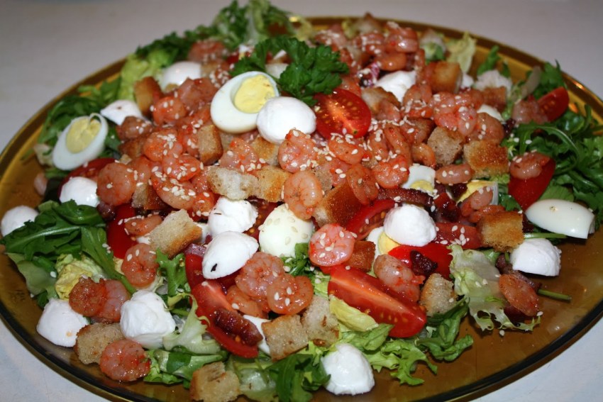 Салат черри, моцарелла , креветки