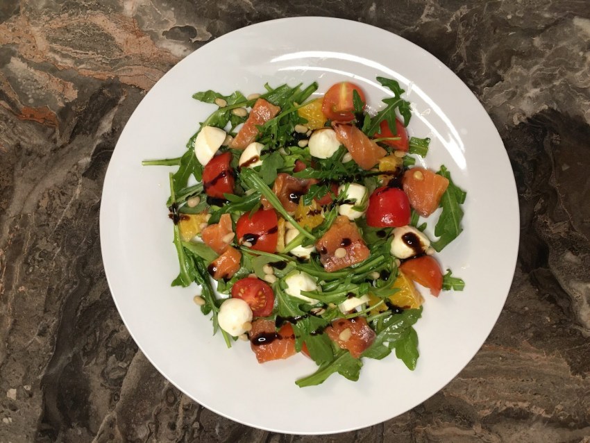 Салат с лососем и мини моцареллой