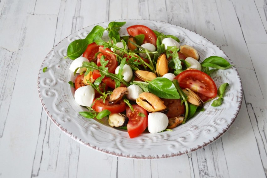 Руккола моцарелла черри