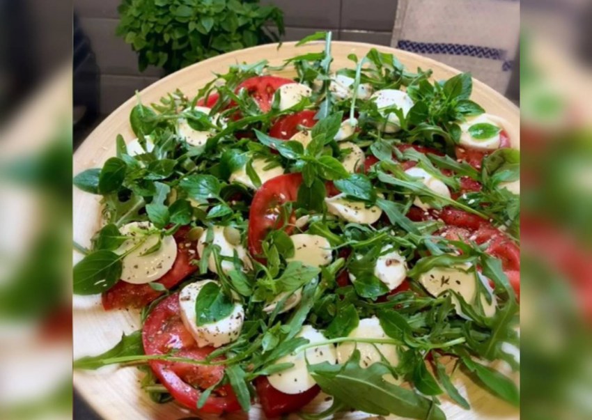 Салат с рукколой и креветками и моцареллой