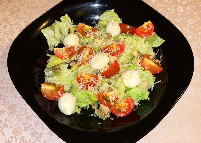 Салат с авокадо черри и моцареллой