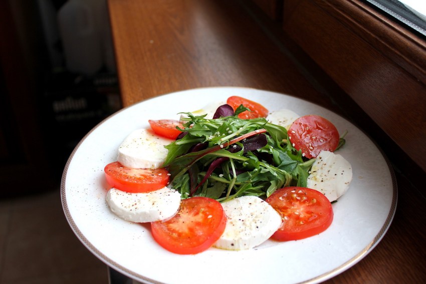 Руккола моцарелла черри