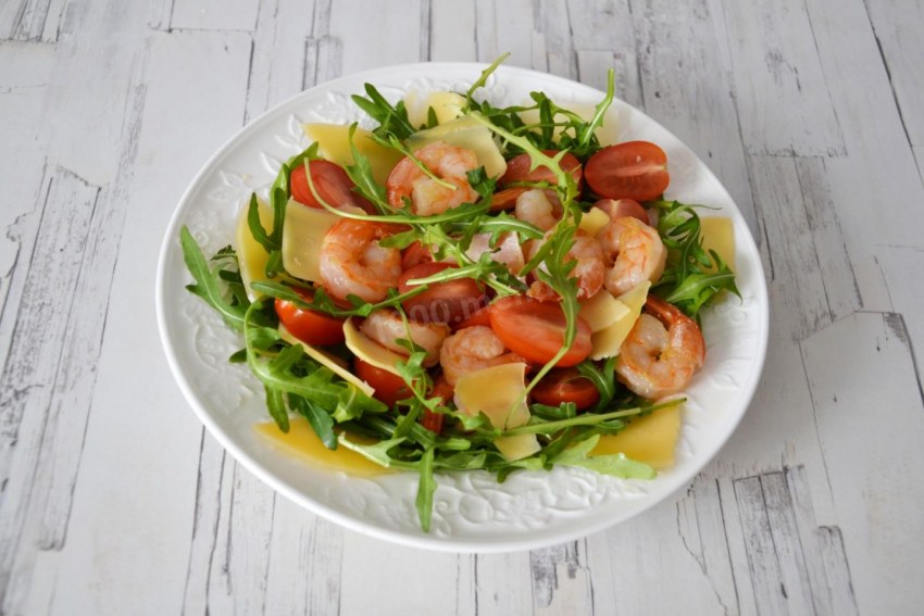 Салат с черри и сыром моцарелла