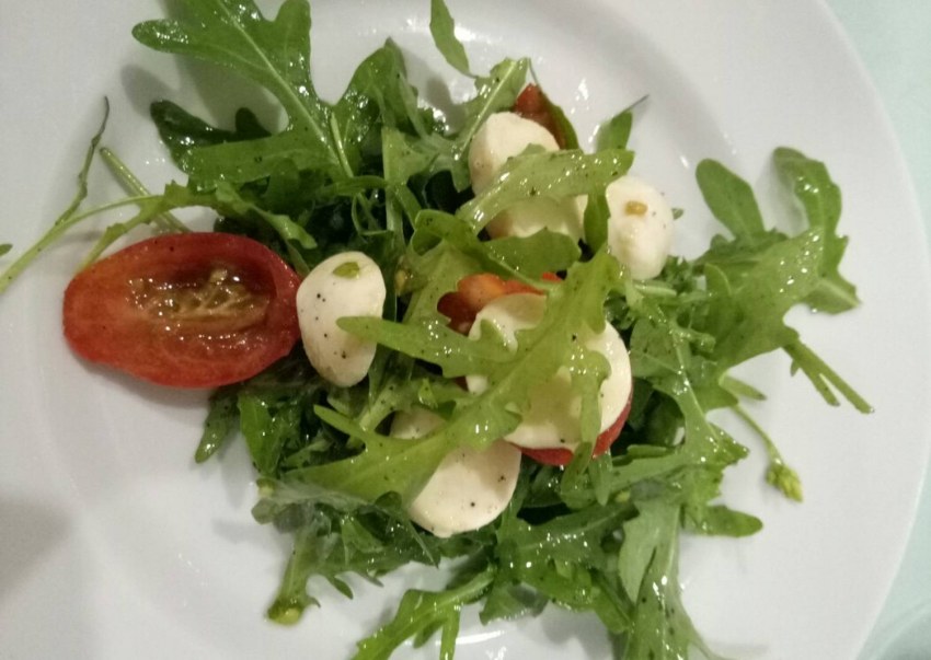 Салат с огурцов помидор и моцарелла