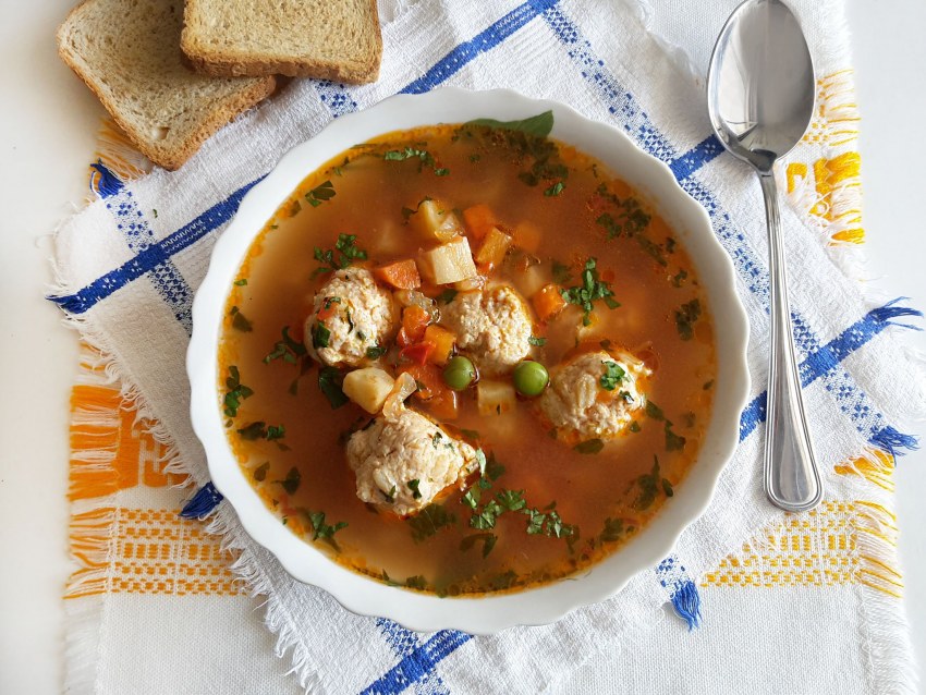 Суп с фрикадельками и капустой