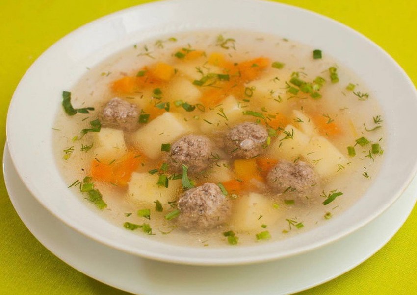 Суп с фрикадельками в кастрюле