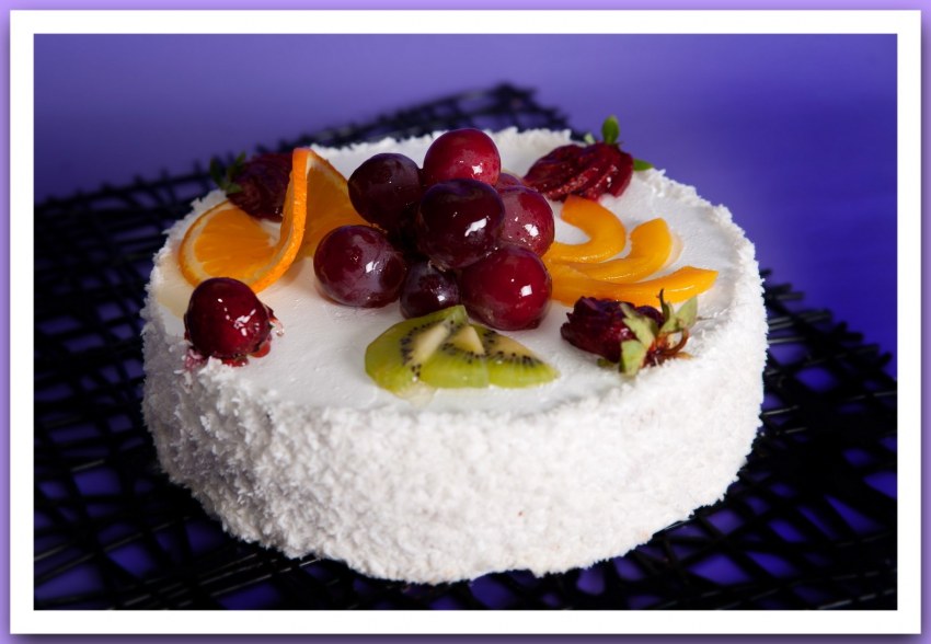 Торт бисквитный с кремом и фруктами