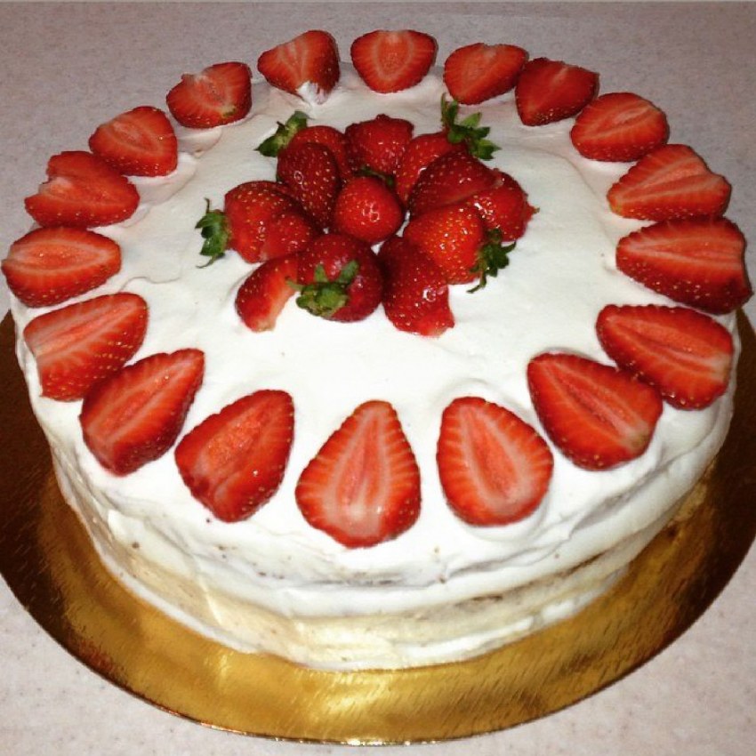 Торт со сметанным кремом и фруктами