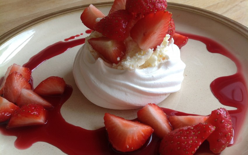 Десерт Анна Павлова с маракуйей