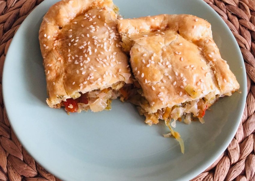 Слоеные пирожки с капустой