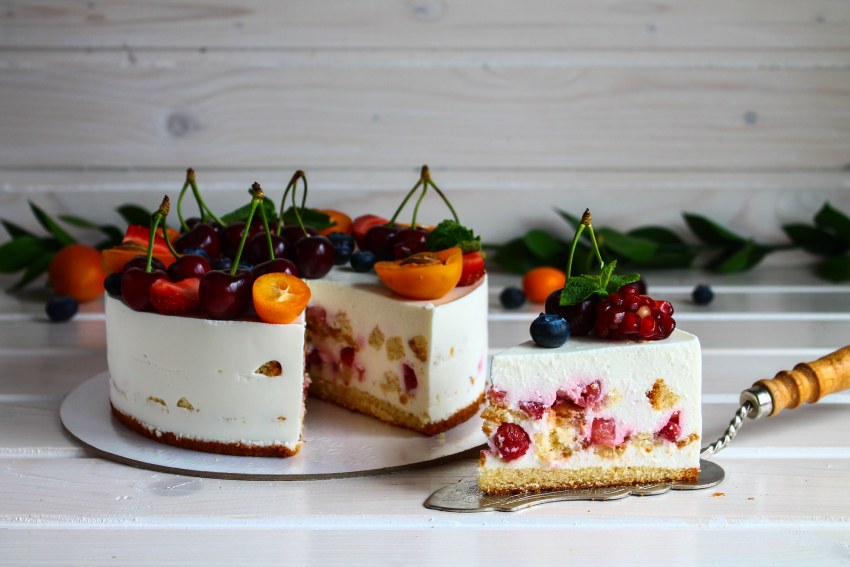 Торт с творожным сыром и фруктами