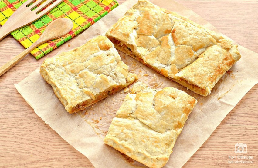 Пирог с капустой из слоеного теста