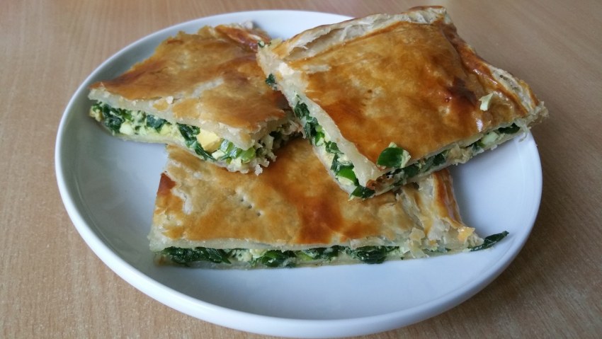 Пирог с луком из слоеного теста