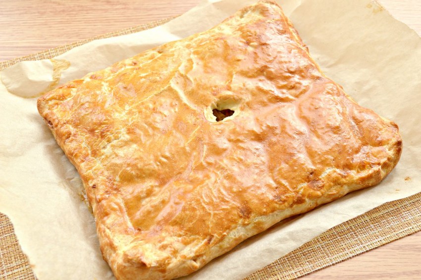 Пирог с капустой из слоеного дрожжевого теста
