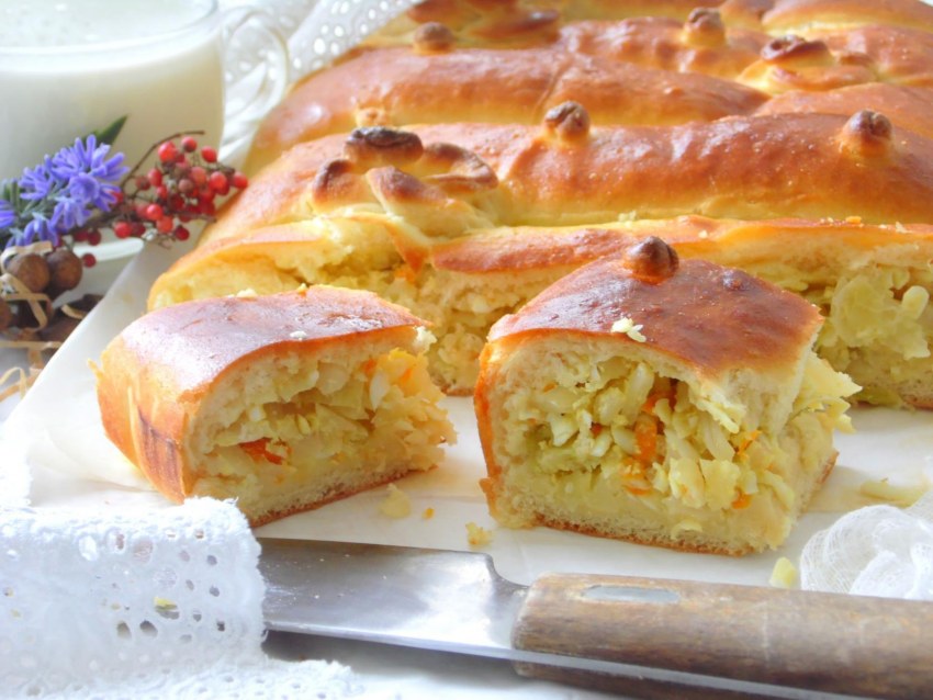 Пирог с капустой и яйцом из дрожжевого теста в духовке