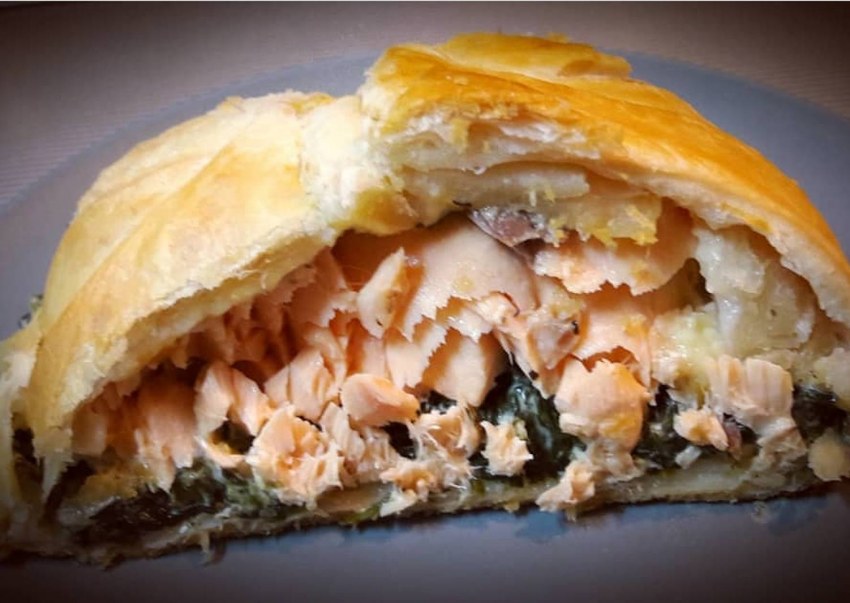 Кулебяка с лососем и шпинатом