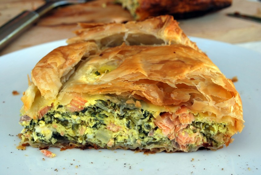 Рыбный пирог из слоеного